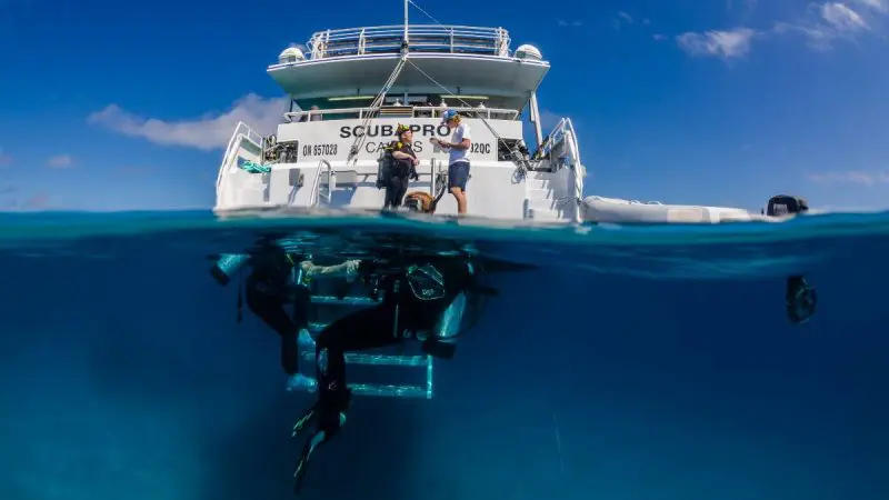 prodive boat in the ocean