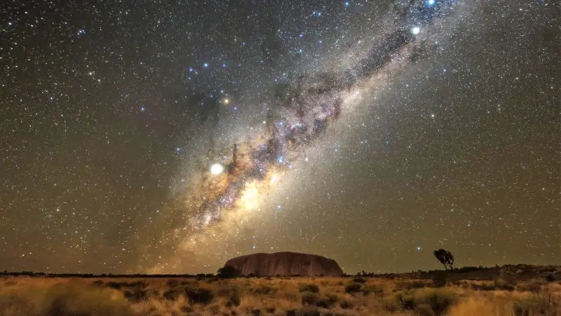 Breathtaking Milky Way over Uluru at night during a 4-day Uluru, Kata Tjuta, and Kings Canyon tour from Yulara to Alice Springs.